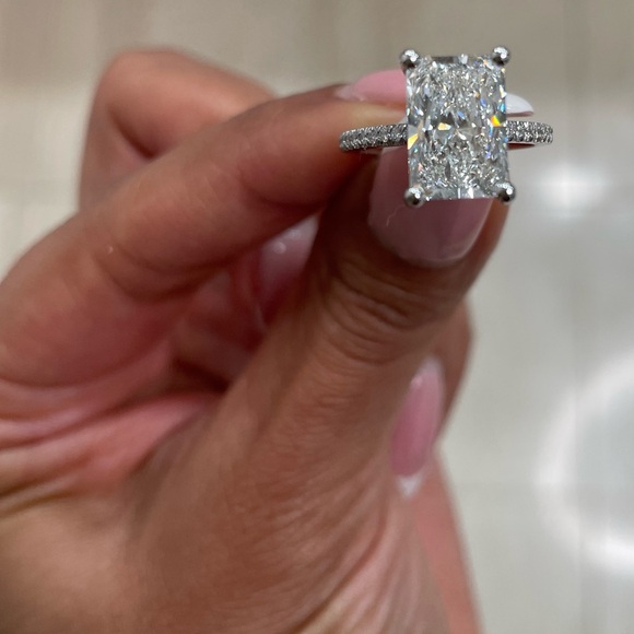 Elegant radiant cut 3 carat lab grown diamond set in 18K white gold pave ring - Picture 12 of 16